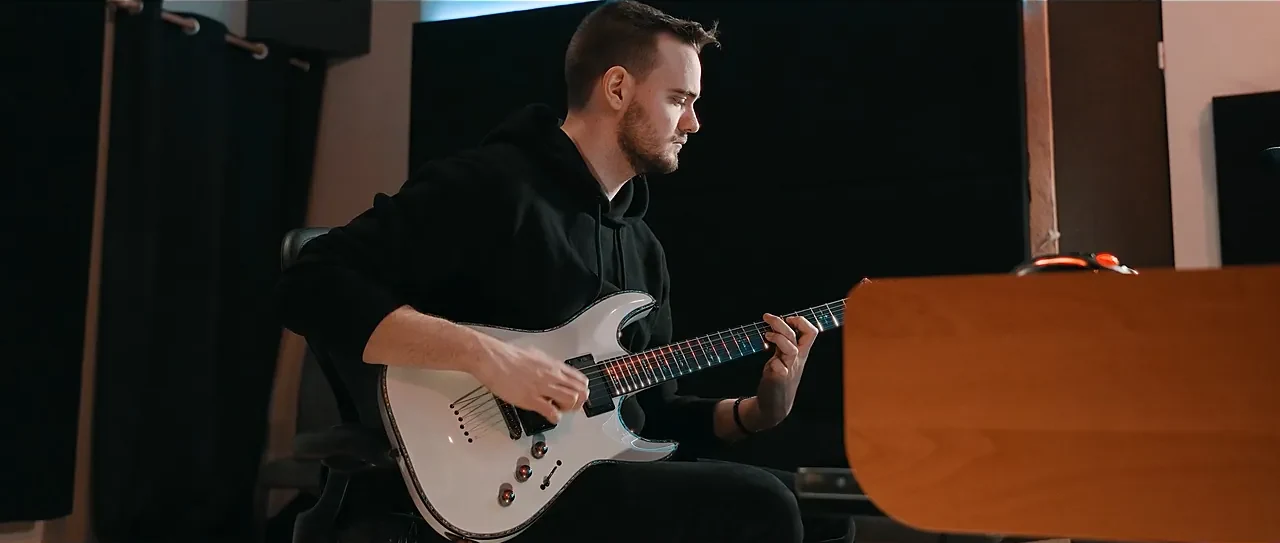 Aranđel Akovic spielt E-Gitarre im Overstage Studio